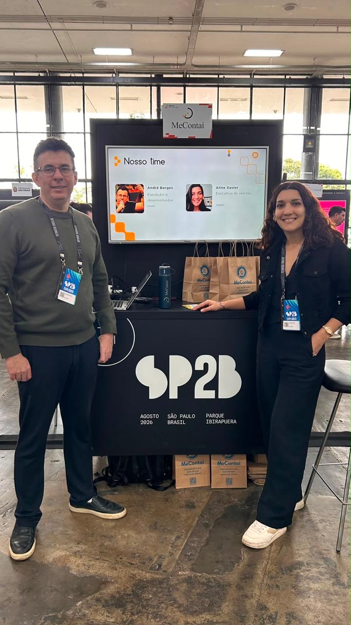 André Borges e Aline Xavier no estande da MeContaí no evento SP2B